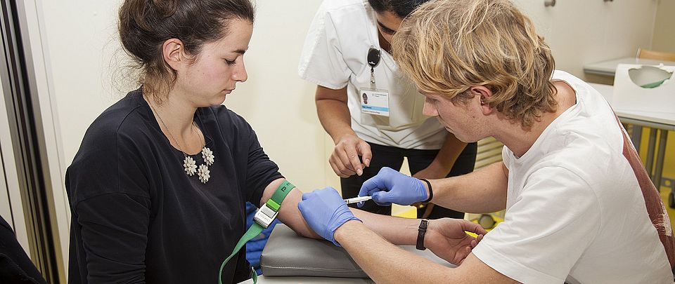Medizinstudenten üben