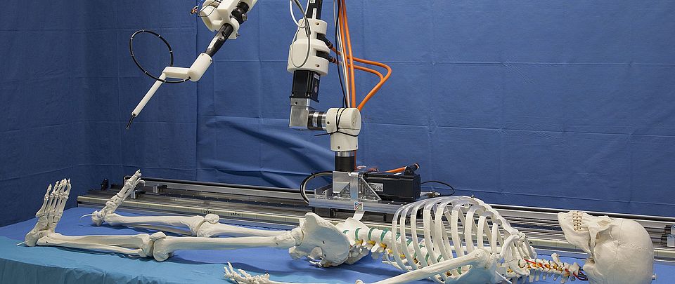 Roboterarm am Operationstisch